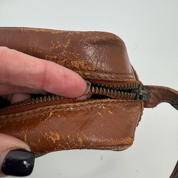 Louis Vuitton Monogram bag..ususual adjustable strapp that tucks under the bag - Picture 9 of 13